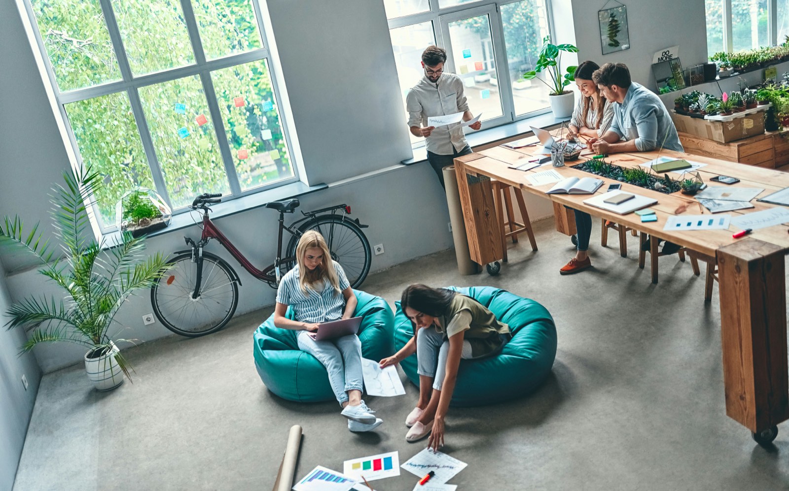 Tým spolupracující v moderní kanceláři